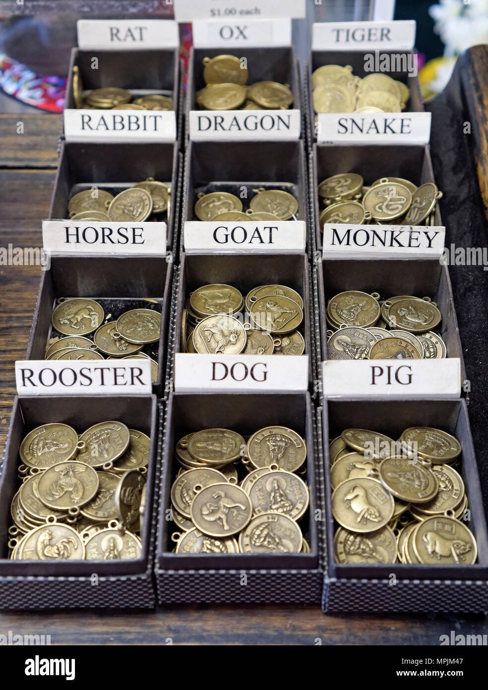 Scatola cinese di animale zodiacali talismani per la vendita in un negozio a Chinatown, Vancouver, BC, Canada Foto Stock