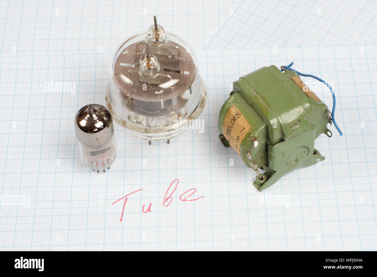 Il vecchio tubo a vuoto (electron tube) e del trasformatore sul grafico sfondo della carta Foto Stock