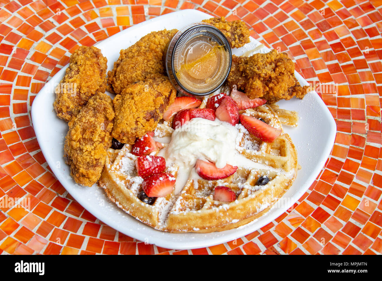 Pollo e waffle a Yo Mamas ristorante, Birmingham, Alabama, STATI UNITI D'AMERICA Foto Stock