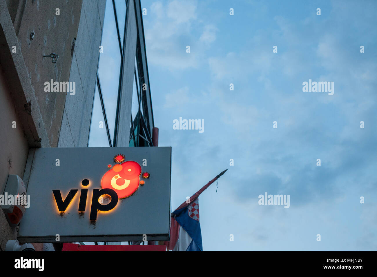 VUKOVAR, Croazia - 12 Maggio 2018: Vipnet Logo sul loro negozio principale a Vukovar. Vip Mobile o Vipnet, è uno dei principali di un operatore di rete mobile in croato Foto Stock