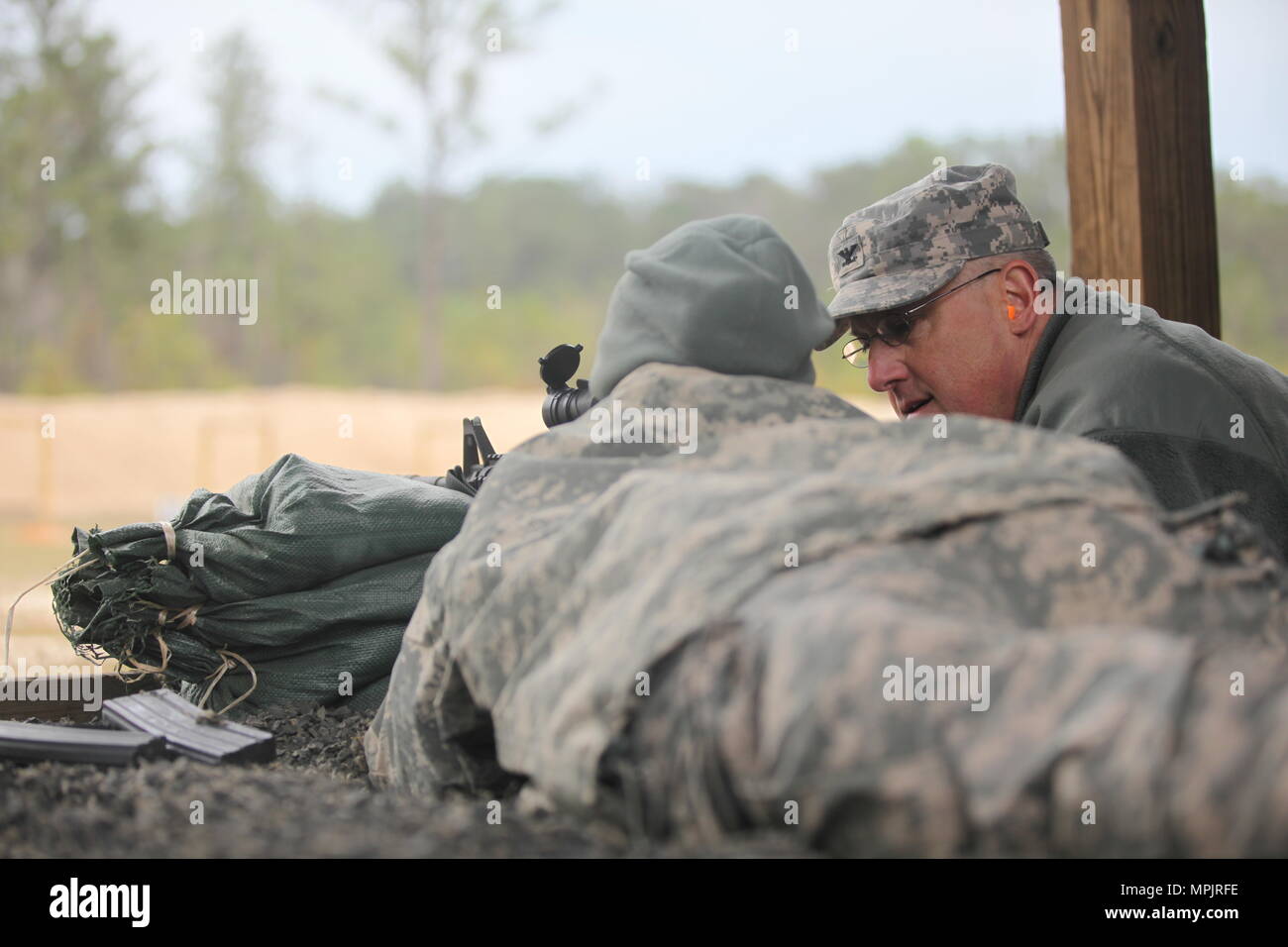 Stati Uniti Esercito Col. Shawn Cochran, 359 TTSB Comandante di brigata, fornisce indicazioni di Spc. Khadijah Wilcox durante il tentativo a zero la sua arma a una gamma di qualifica sulla Fort Jackson, S.C., Marzo 18, 2017. Il combattimento 982nd fotocamera Company (Airborne) è solo una delle due telecamere di combattimento aziende negli Stati Uniti Esercito con il compito di fornire l'Ufficio del Segretario della Difesa, presidente del Comune di capi di Stato Maggiore e i reparti militari con una diretta capacità di immagini a sostegno di operativi e i requisiti di pianificazione attraverso la gamma completa delle operazioni militari. (U.S. Foto dell'esercito mediante SPC Kristen D Foto Stock