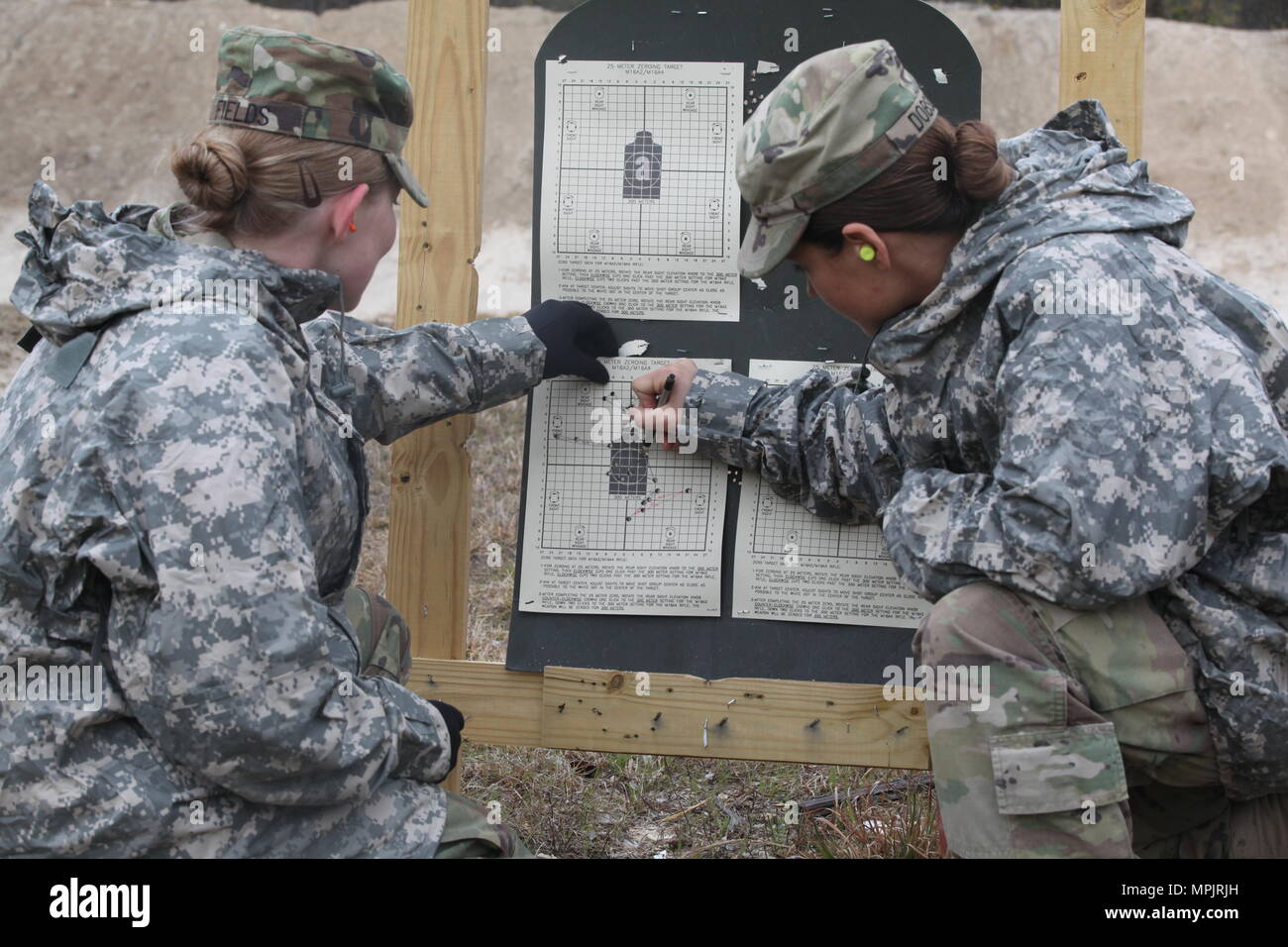 US Army Spc. Kristen Dobson, 982nd combattere la società fotocamera Airborne, controlli Sgt. 1. Classe Amy i campi di raggruppamento di zero sul suo bersaglio su Fort Jackson, S.C., Marzo 18, 2017. Il combattimento 982nd fotocamera Company (Airborne) è solo una delle due telecamere di combattimento aziende negli Stati Uniti Esercito con il compito di fornire l'Ufficio del Segretario della Difesa, presidente del Comune di capi di Stato Maggiore e i reparti militari con una diretta capacità di immagini a sostegno di operativi e i requisiti di pianificazione attraverso la gamma completa delle operazioni militari. (U.S. Foto dell'esercito da Giosuè SPC Talley) Foto Stock