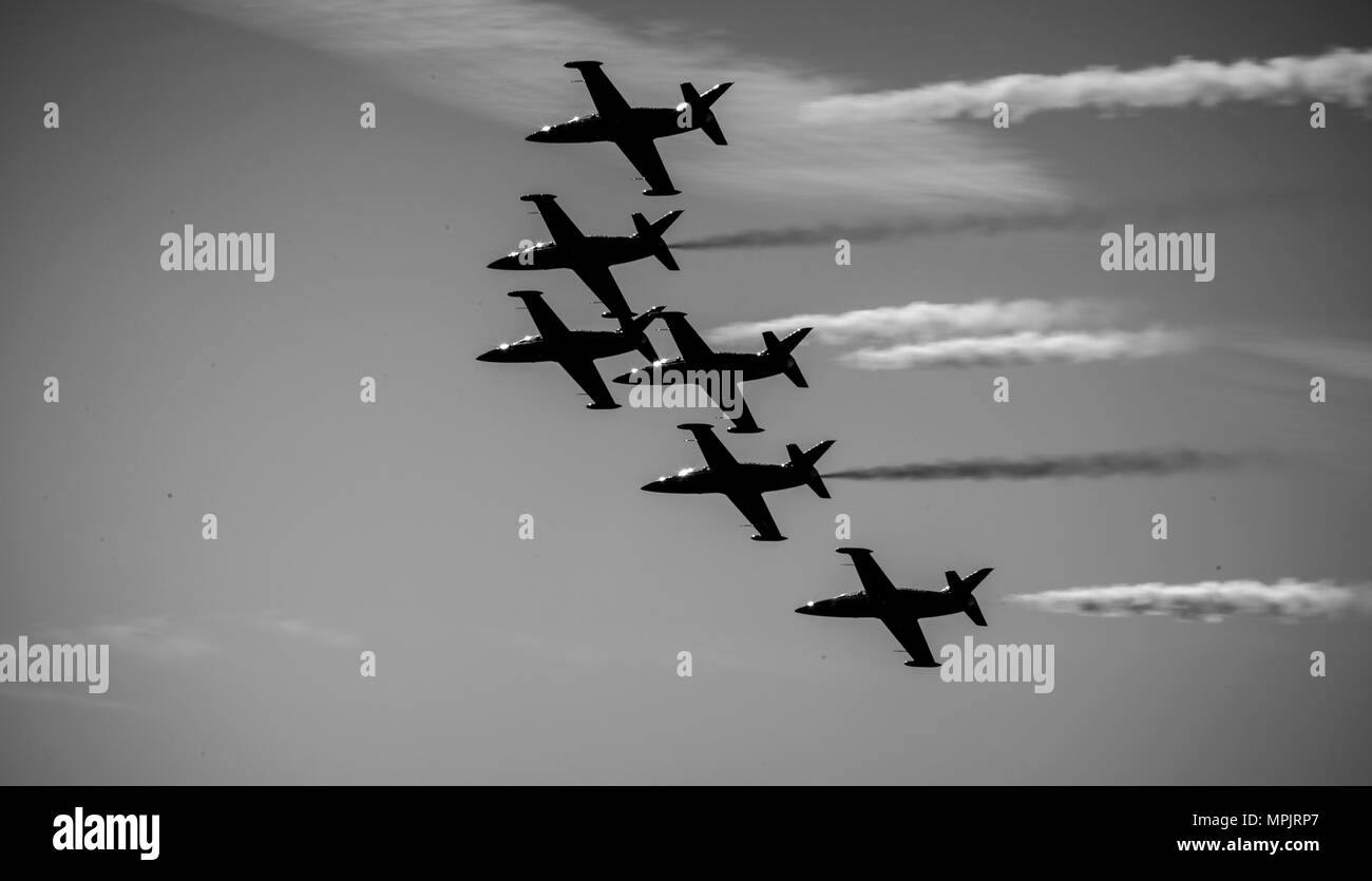 Patriots Jet Team esegue acrobazie aeree durante il 2017 Yuma a Airshow Marine Corps Air Station Yuma, Ariz., sabato 18 marzo, 2017. (U.S. Marine Corps foto scattata dal Lance Cpl. George Melendez) Foto Stock