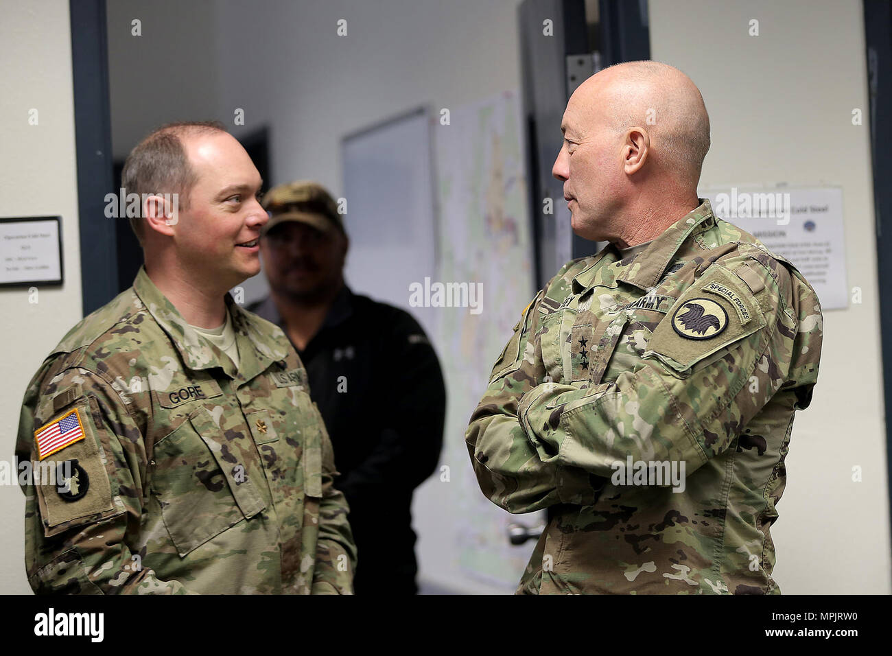 Il Mag. Ryan Gore, sinistra, 86Divisione Formazione e funzionamento Coldsteel Operations Officer, incontra brevemente con LTG Charles Luckey, comandante generale, U.S. La riserva di esercito, durante il funzionamento freddo Acciaio a Fort McCoy, Wisconsin, Marzo 18, 2017. Funzionamento a freddo è di acciaio negli Stati Uniti La riserva di esercito di equipaggio è servita la qualifica di armi ed esercizio di convalida per garantire che l'America dell'esercito di unità di riserva e soldati sono addestrati e pronto per la distribuzione con breve preavviso e portare la lotta contro-ready e letale di armi da fuoco a sostegno dell'esercito e di partner in tutto il mondo. Questo è stato Luckey della seconda visita in revisione Foto Stock