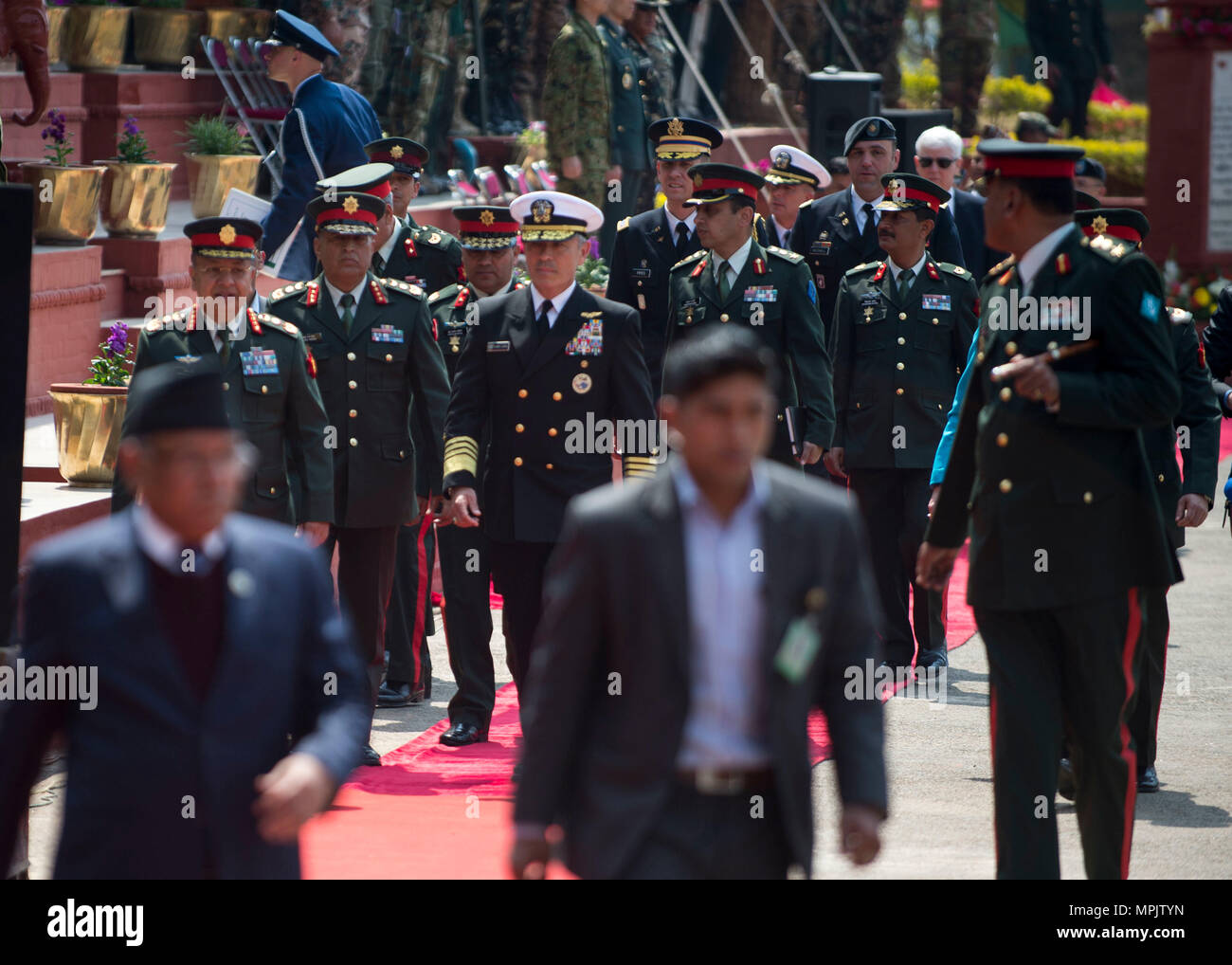 Stati Uniti Pacifico Comando commander Admiral Harry Harris passeggiate al martire's Memorial per deporre una corona in ricordo dei caduti Nepalese custodi della pace a Birendra Operazioni di Pace Centro di formazione (BPOTC) in Nepal durante la cerimonia di apertura di Shanti Prayas III. Shanti Prayas III è una multinazionale delle Nazioni Unite per il mantenimento della pace esercizio progettata per fornire pre-formazione di distribuzione all ONU di paesi partner in preparazione per il mondo reale delle operazioni di mantenimento della pace. (U.S. Navy Foto di Sottufficiali di seconda classe Taylor Mohr) Foto Stock