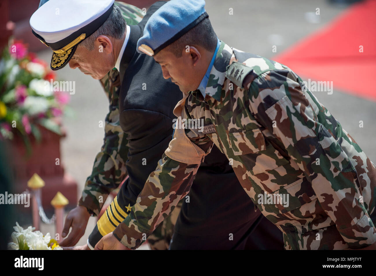 Stati Uniti Pacifico Comando commander Admiral Harry Harris stabilisce una corona al martire's Memorial a ricordo dei caduti Nepalese custodi di pace in Nepal durante la cerimonia di apertura dell'esercizio Shanti Prayas III. Shanti Prayas III è una multinazionale delle Nazioni Unite per il mantenimento della pace esercizio progettata per fornire pre-formazione di distribuzione all ONU di paesi partner in preparazione per il mondo reale delle operazioni di mantenimento della pace. (U.S. Navy Foto di Sottufficiali di seconda classe Taylor Mohr) Foto Stock
