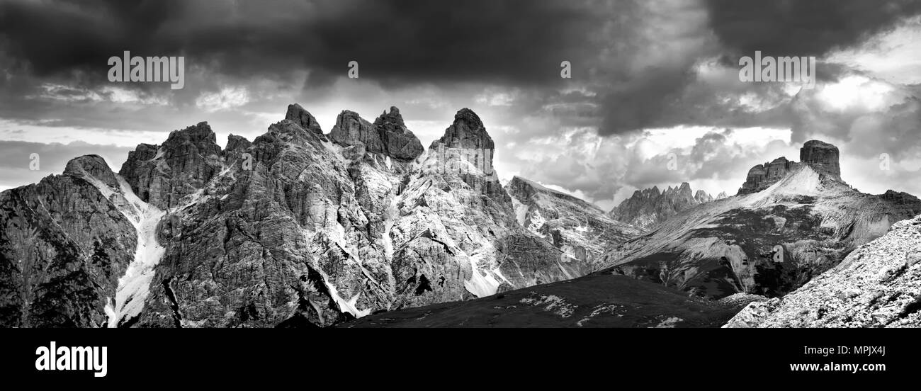 Tre Cime di Lavaredo - Paesaggio ' Drei Zinnen ' black e withe - Dolomiti - Italia Foto Stock