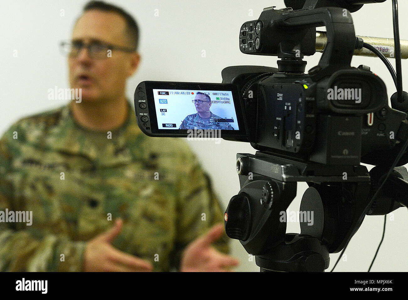 Lt. Col. Jarrett Moffitt, comandante della 919th battaglione contraente e direttore della missione e installazione comando contraente, Fort Bliss, Texas risponde a una domanda durante la simulazione di una media intervista a contratto operativo giunto di supporto esercizio 2017 a Fort Bliss, Texas, il 19 marzo 2017. Moffitt, da Gilbert, Arizona, partecipa alla ottava iterazione dell'esercizio che consiste di due fasi. I partecipanti iniziano con una settimana dedicata agli studiosi seguita da una settimana di OCS-l'esecuzione di scenario. Durante la seconda fase i partecipanti hanno la possibilità di testare le loro nuove conoscenze e applicare Foto Stock
