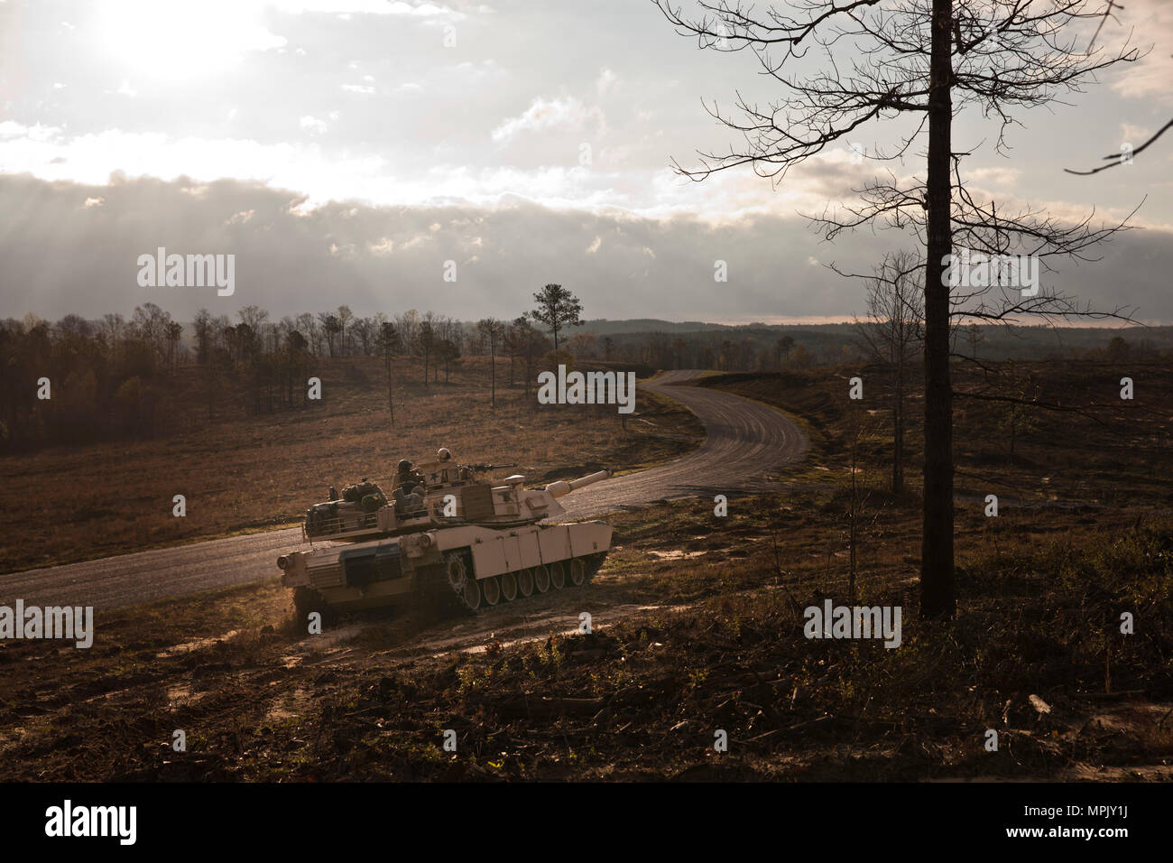 Stati Uniti Marines e soldati che frequentano gli Stati Uniti Esercito Armor base leader responsabile del Corso di formazione condotta su M1A1 Abrams serbatoio a bordo di Fort Benning, Georgia, Marzo 14, 2017. Lo scopo del corso è quello di fornire truppe le nozioni di base del serbatoio e il plotone di ricognizione di sistemi d'arma e funzionalità. (U.S. Marine Corps foto di Cpl. Laura Mercado) Foto Stock