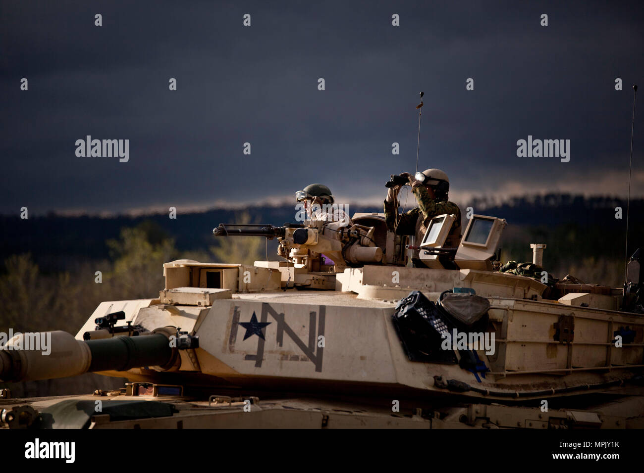 Stati Uniti Marines e soldati che frequentano gli Stati Uniti Esercito Armor base leader responsabile del Corso di formazione condotta su M1A1 Abrams serbatoio a bordo di Fort Benning, Georgia, Marzo 14, 2017. Lo scopo del corso è quello di fornire truppe le nozioni di base del serbatoio e il plotone di ricognizione di sistemi d'arma e funzionalità. (U.S. Marine Corps foto di Cpl. Laura Mercado) Foto Stock