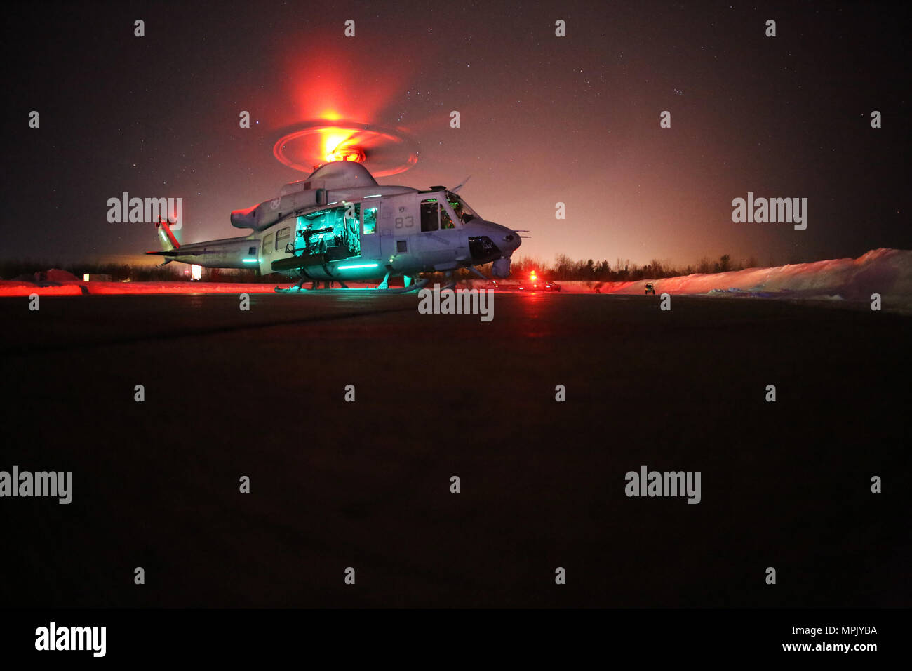 Un UH-1Y Venom si prepara a taxi in posizione dopo la conduzione di notte tempo di funzionamento a basse temperature a bordo di Fort Drum, N.Y., Marzo 17, 2017. Marines assegnato alle Marine Attacco leggero elicottero Squadron 269, Marine Aircraft Group 29, 2 aeromobili Marina Wing, condotto aria vicino il supporto di notte con live ordnance per simulare operazioni nel mondo reale in una posizione in avanti. (U.S. Marine Corps foto di Cpl. Mackenzie Gibson/rilasciato) Foto Stock