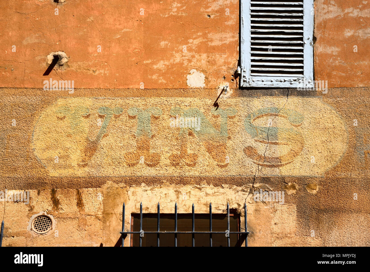 Vino vecchio annuncio, Shop segno o sbiadita pittura murale di ex Corner Shop nel centro storico di Aix-en-Provence Provence Francia Foto Stock
