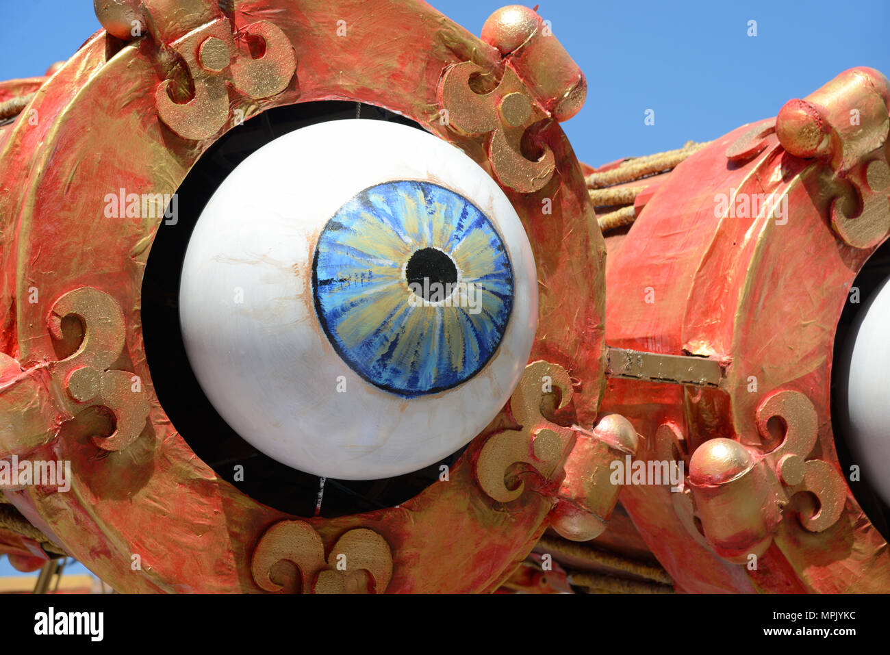 Giant Blue Eye o bulbo oculare a Carnevale galleggiante durante le relazioni annuali di primavera il Carnevale di Aix-en-Provence Provence Francia Foto Stock