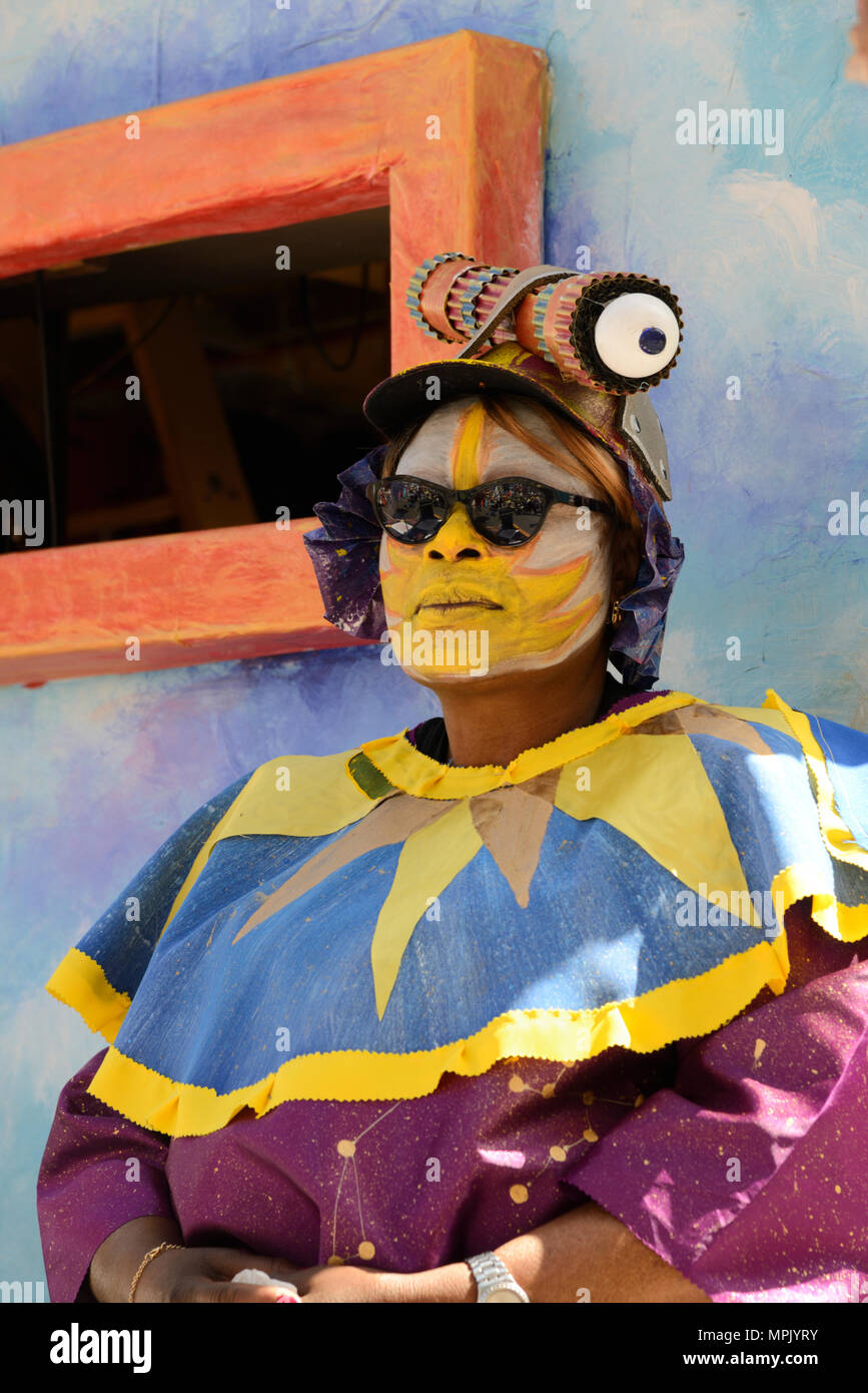 Festival Goer vestito in abiti fantasiosi per le relazioni annuali di primavera il Carnevale di Aix-en-Provence Provence Francia Foto Stock