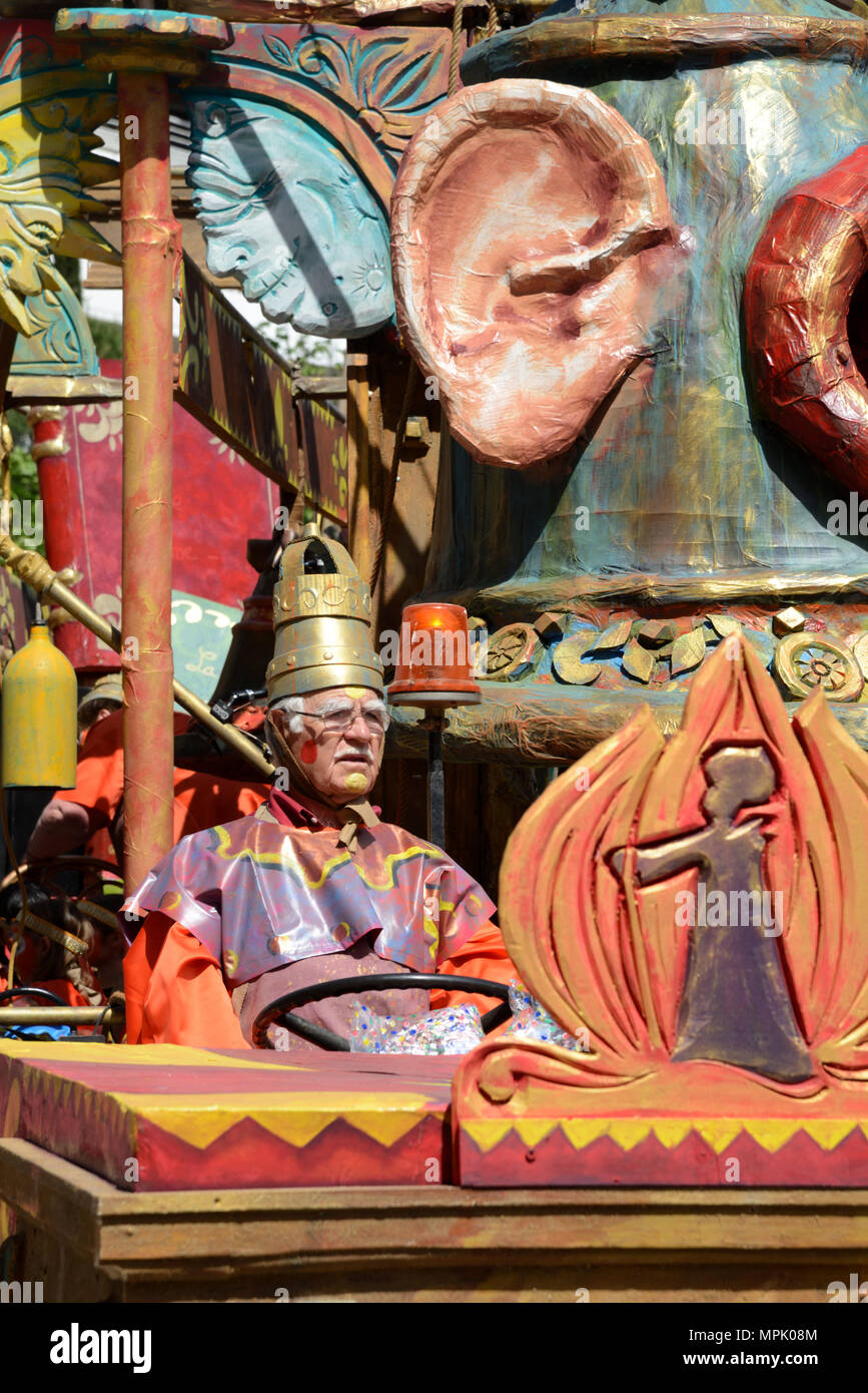 Il carnevale di flottazione e conducente o Festival Goer al carnevale di primavera di Aix-en-Provence Provence Francia Foto Stock