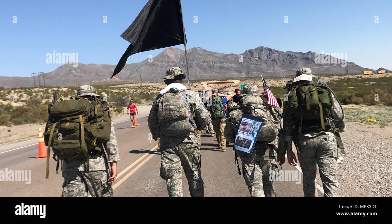 Stati Uniti Air Force aviatori dal 23d delle forze di sicurezza squadrone a Moody Air Force Base, Ga., marzo durante il Bataan Memorial morte marzo, 19 marzo 2017, a White Sands Missile Range, N.M. Il personale Sgt. Max Biser, 23d SFS NCO in carica di confinamento, hanno marciato 26.2 miglia in onore di suo nonno, pensionato U.S. Army Sgt. Il Mag. Ricardo Plana e migliaia di altri prigionieri di guerra, che erano stati costretti a marzo 70 miglia prima di entrare nei campi di concentramento durante la seconda guerra mondiale. Cortesia (foto) Foto Stock