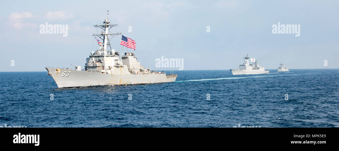 170322-N-FC674-338 7TH FLOTTA AREA DI OPERAZIONI (22 marzo 2017) Il Arleigh Burke-class guidato-missile destroyer USS Stethen (DDG 63), il Repulic di Corea Navy Chungmugong Ti Sun-shin-Class Destroyer Wanggon (DDH 978), e la Repubblica di Corea Marina fregata Inchion-Class Gangwon (FFG 815) transito acque ad est della penisola coreana durante un esercizio di foto tra cui la Marina degli Stati Uniti e della Repubblica di Corea Navy durante l'esercizio puledro Eagle. La Carl Vinson Carrier Strike gruppo è su un regolarmente programmati Pacifico occidentale la distribuzione come parte degli Stati Uniti Flotta del pacifico-iniziativa led ext Foto Stock