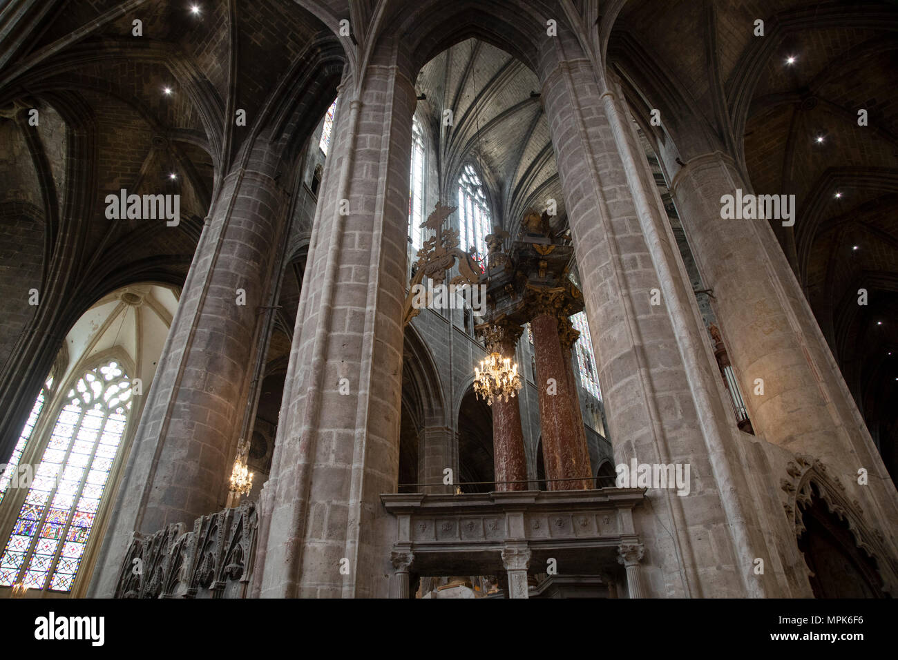 Interno della cattedrale di Narbonne a Narbonne, Francia. Cathedrale Saint-Just-et-Saint-Pasteur de Narbonne, è di stile gotico chiesa cattolica romana che si trova nella città di Narbonne, Francia. La cattedrale è un monumento nazionale e dedicato ai Santi Justus e Pastore. Foto Stock