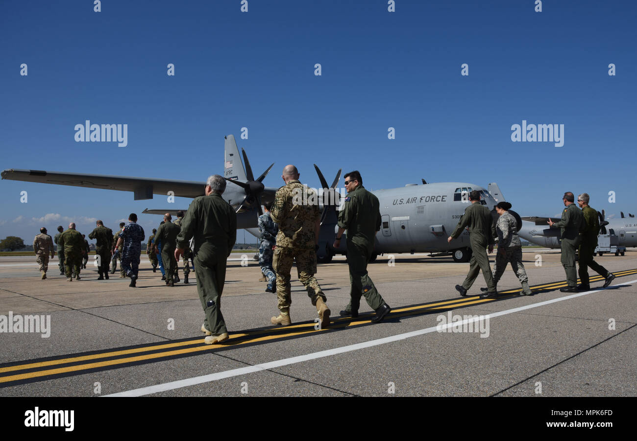 Aria Attaché membri a piedi verso un WC-130 Hercules per un tour durante un'aria Attaché visita il 20 marzo 2017, su Keesler Air Force Base, Miss. La visita ha fornito a livello diplomatico accreditato di addetti con una panoramica di industriali, aspetti culturali e sociali del militare degli Stati Uniti e di sviluppare relazioni cordiali fra addetti internazionale. (U.S. Air Force foto di Kemberly Groue) Foto Stock