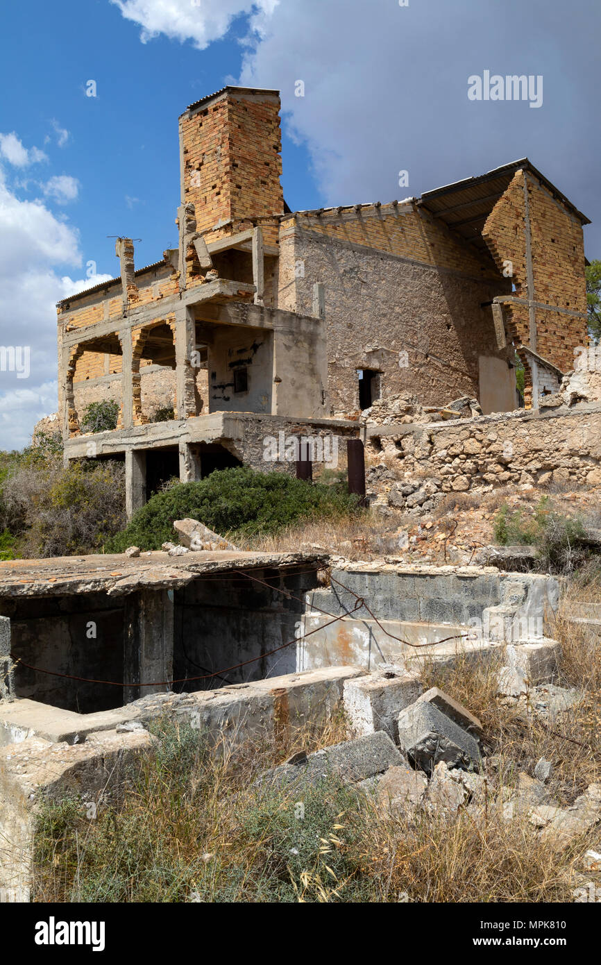 Edifici abbandonati in Famagosta, Cipro. Durante l'invasione turca di Cipro nel 1974, i suoi abitanti sono fuggiti, quando passò sotto il controllo turco, Foto Stock