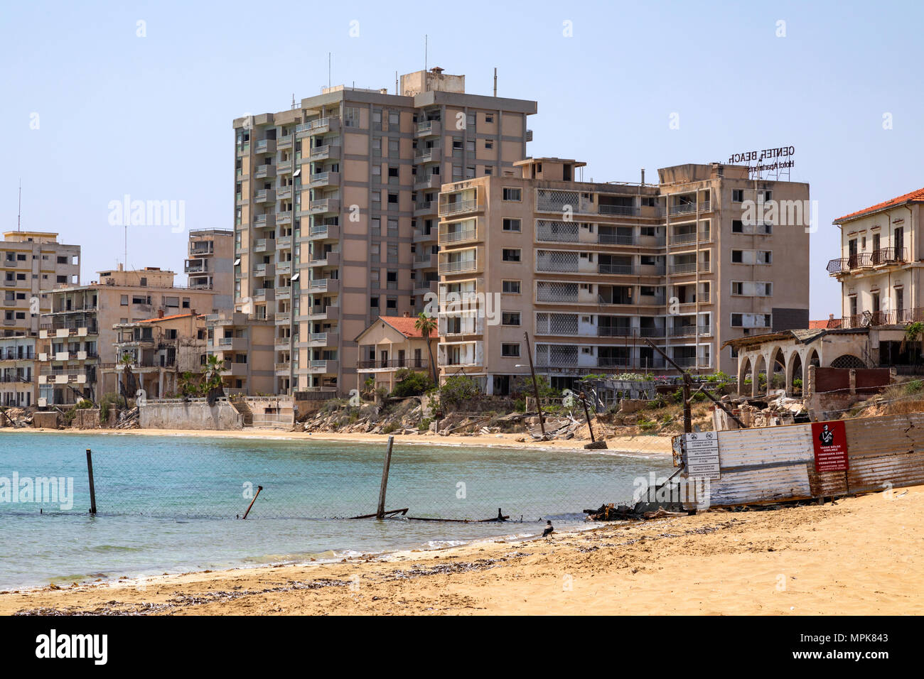 Abbandonato il quartiere meridionale della città cipriota di Famagosta. Prima dell'invasione turca di Cipro nel 1974, è stata la moderna area turistica di th Foto Stock