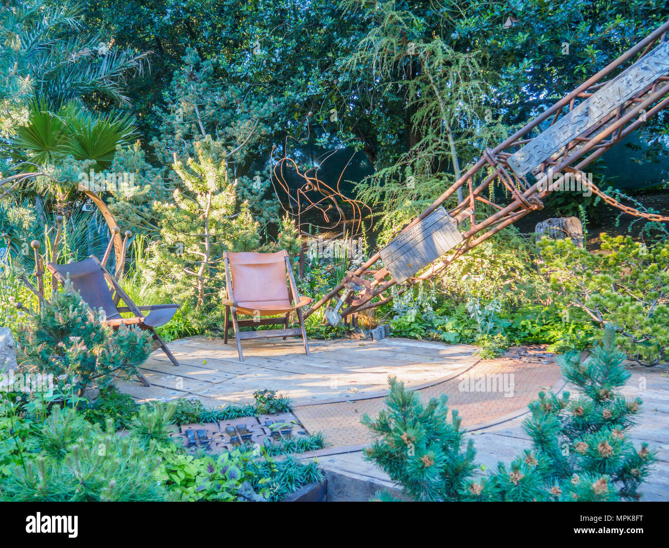 RHS Chelsea Flower Show 2017. Un bellissimo giardino artigianale display per lo spettacolo. Foto Stock