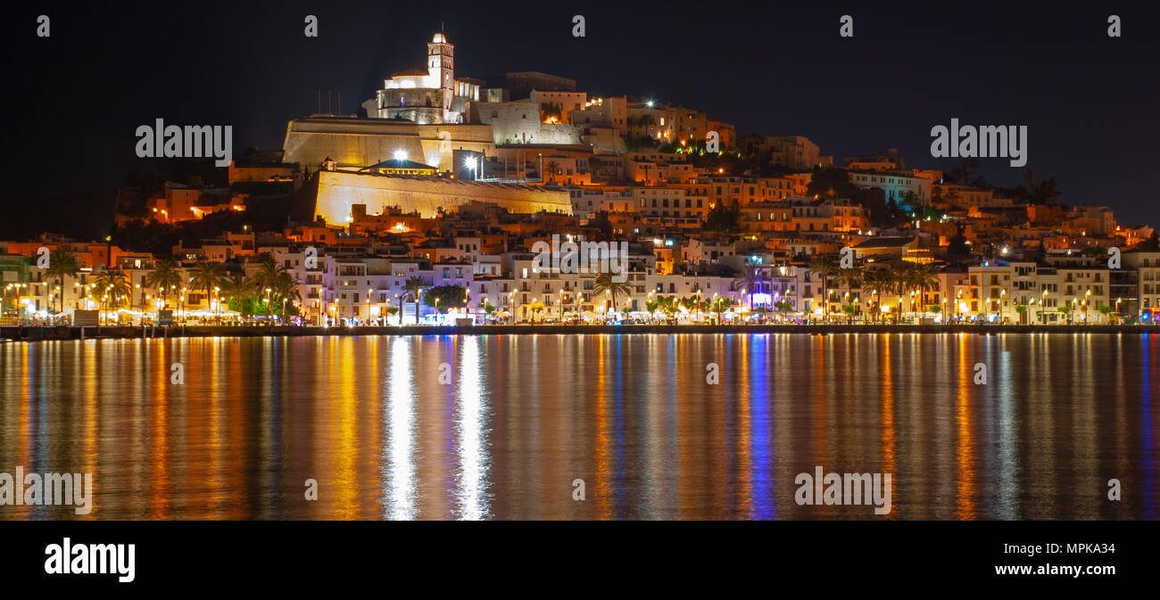 Ibiza città vecchia e il castello di notte con luci riflessa attraverso il porto. Panoramic Maggio 2018. Foto Stock