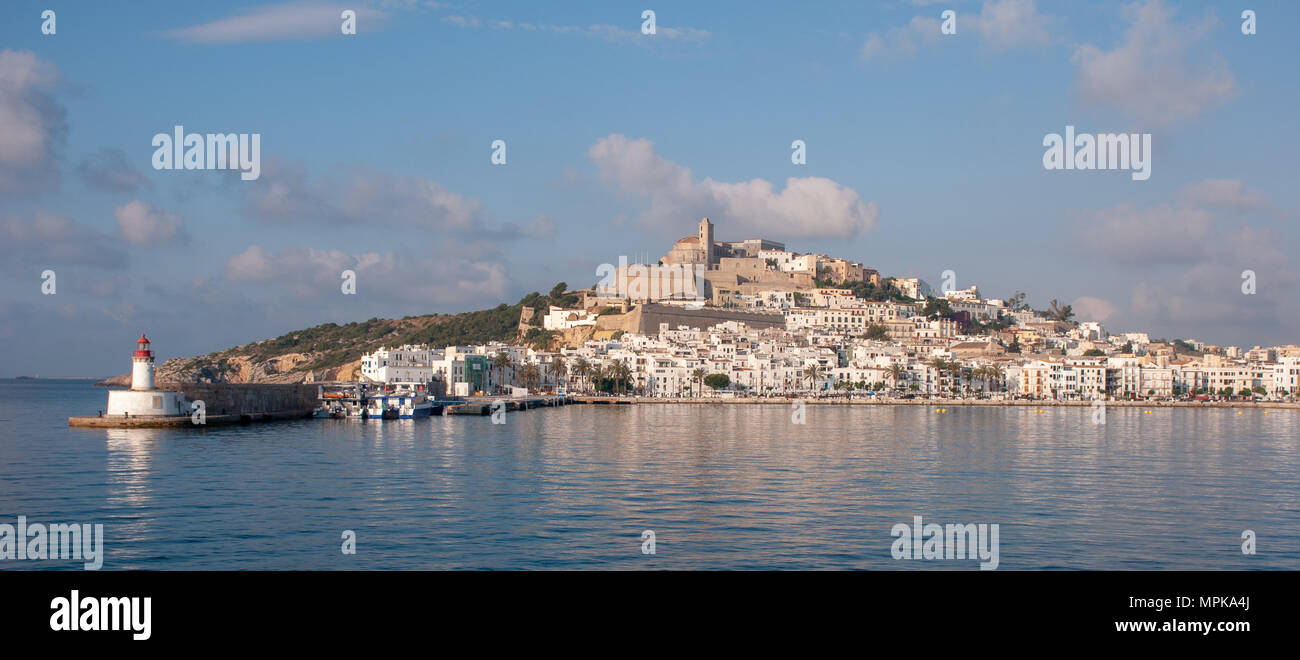 Ibiza città vecchia e il castello di viste attraverso il porto. Panoramic Maggio 2018. Foto Stock