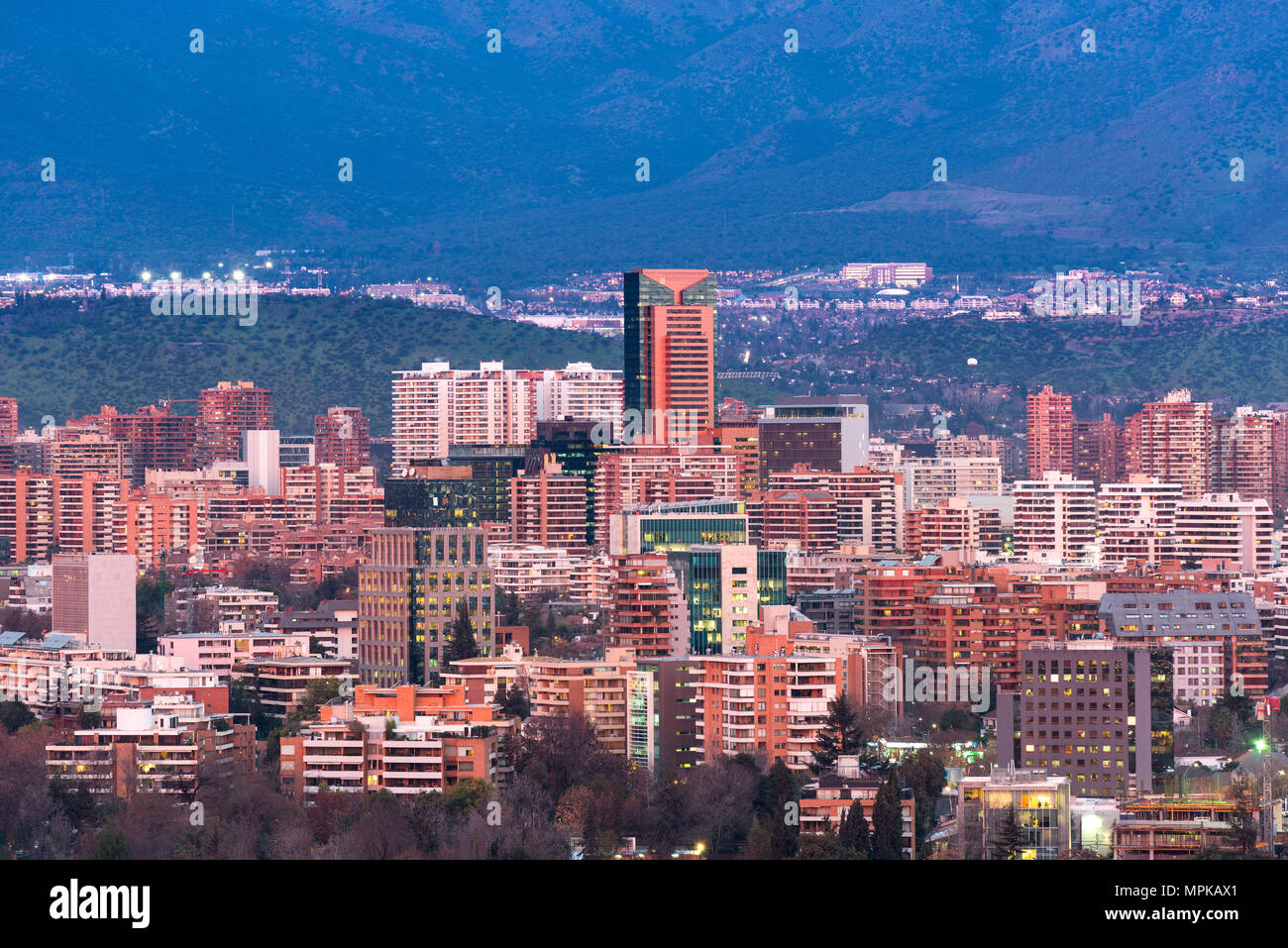 Vista della zona residenziale e edifici per uffici a il benestante quartiere di Las Condes in Santiago de Cile Foto Stock