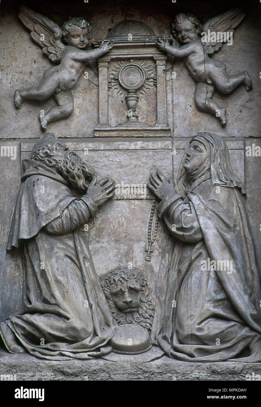 San Girolamo (Stridon, 347-Betlemme, 420). Eremita e dottore della Chiesa. Santa Paula di Roma (347-404). San Romano e precoce madre del deserto. Rilievo raffigurante due santi adorare il Santissimo Sacramento. Sculture di officina dei Leoni, stile barocco. La facciata della chiesa del Monastero del Corpus Domini (Las Carboneras), 1615-1625. Madrid, Spagna. Foto Stock