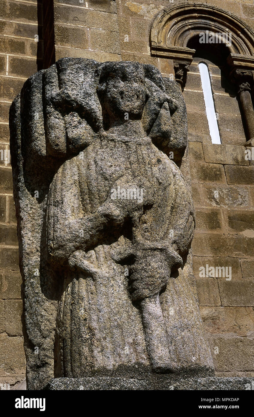 Garcia Fernandez Barrantes. Favorito del Re Alfonso X il Saggio e settimo maestro dell'ordine di Alcantara tra 1254-1284. Coperchio scultorea del sarcofago del Maestro, che si trova sulla facciata della chiesa di Santa Maria del Almocovar. Alcantara, provincia di Caceres, Estremadura, Spagna. Foto Stock