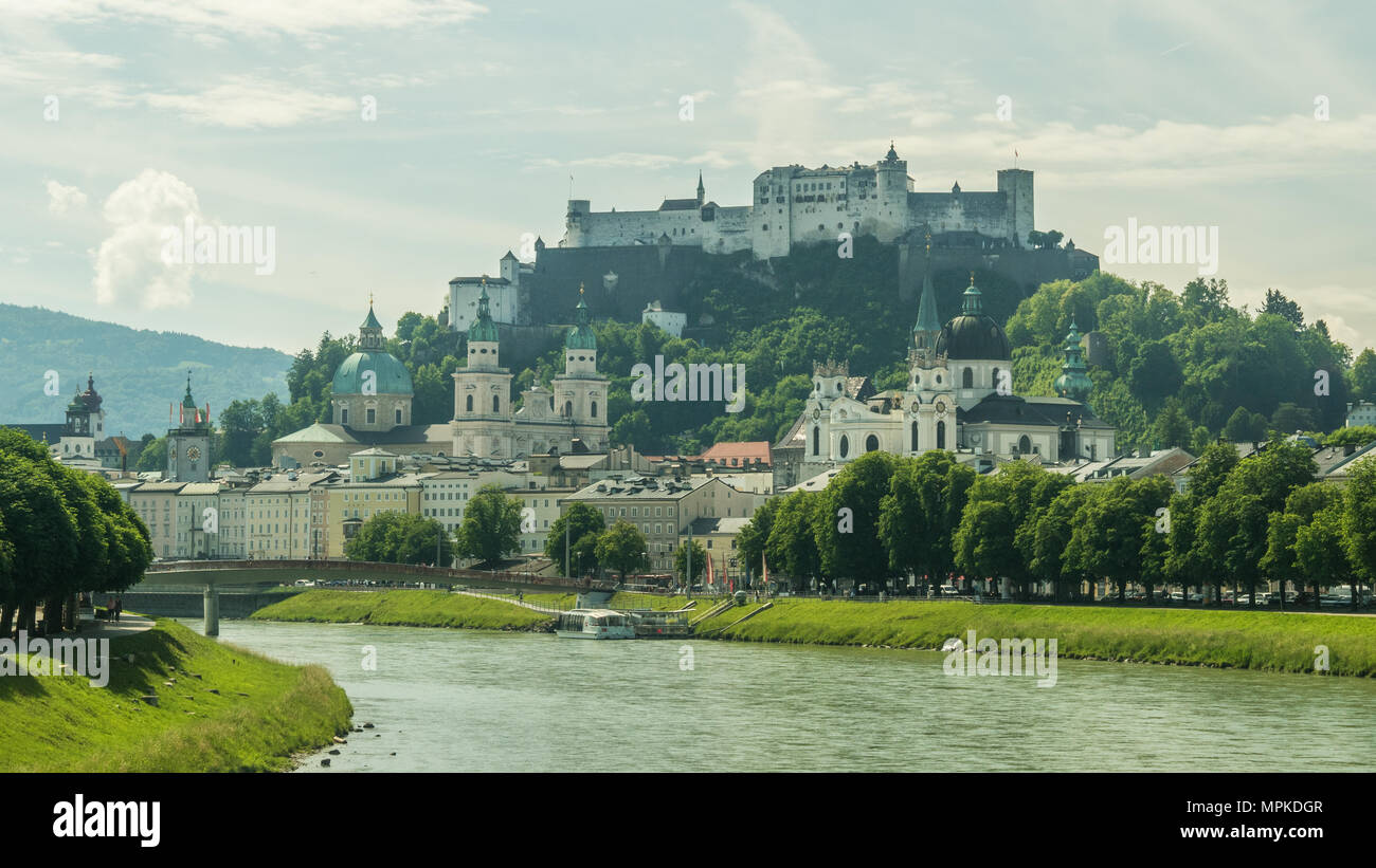 Salisburgo sul fiume Salzach, con la fortezza medievale di Hohensalzburg, Austria. Foto Stock