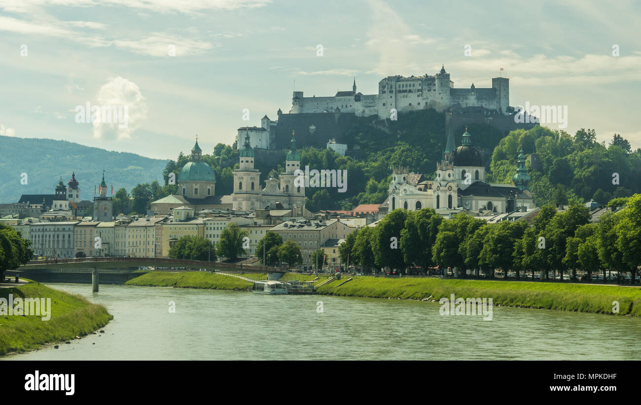 Salisburgo sul fiume Salzach, con la fortezza medievale di Hohensalzburg, Austria. Foto Stock