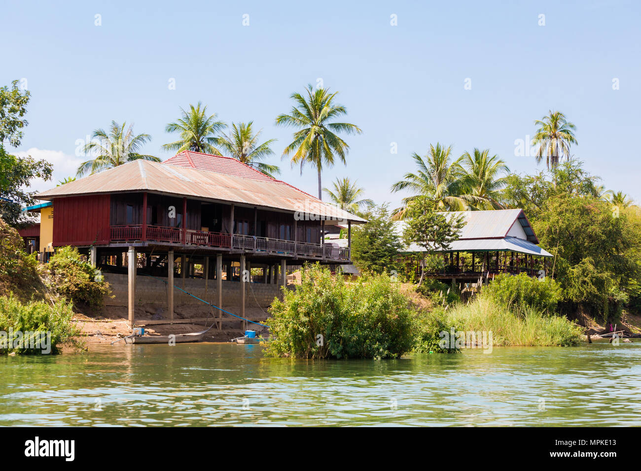 Don Det Island prese dalla barca durante il viaggio sul Mekhong nel sud Laos. Paesaggio di natura e il borgo prese su quattro migliaia di isole Si Phan Don in così Foto Stock