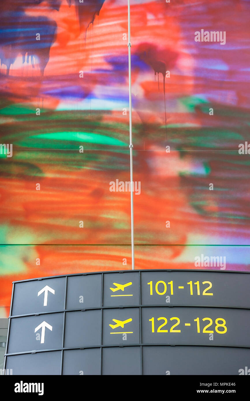 Canada,Canada,Nord America,America,American,Ontario Province,Toronto,Pearson International Airport,terminal,cartello,cancelli,arte, artista,visitatori viaggio t Foto Stock