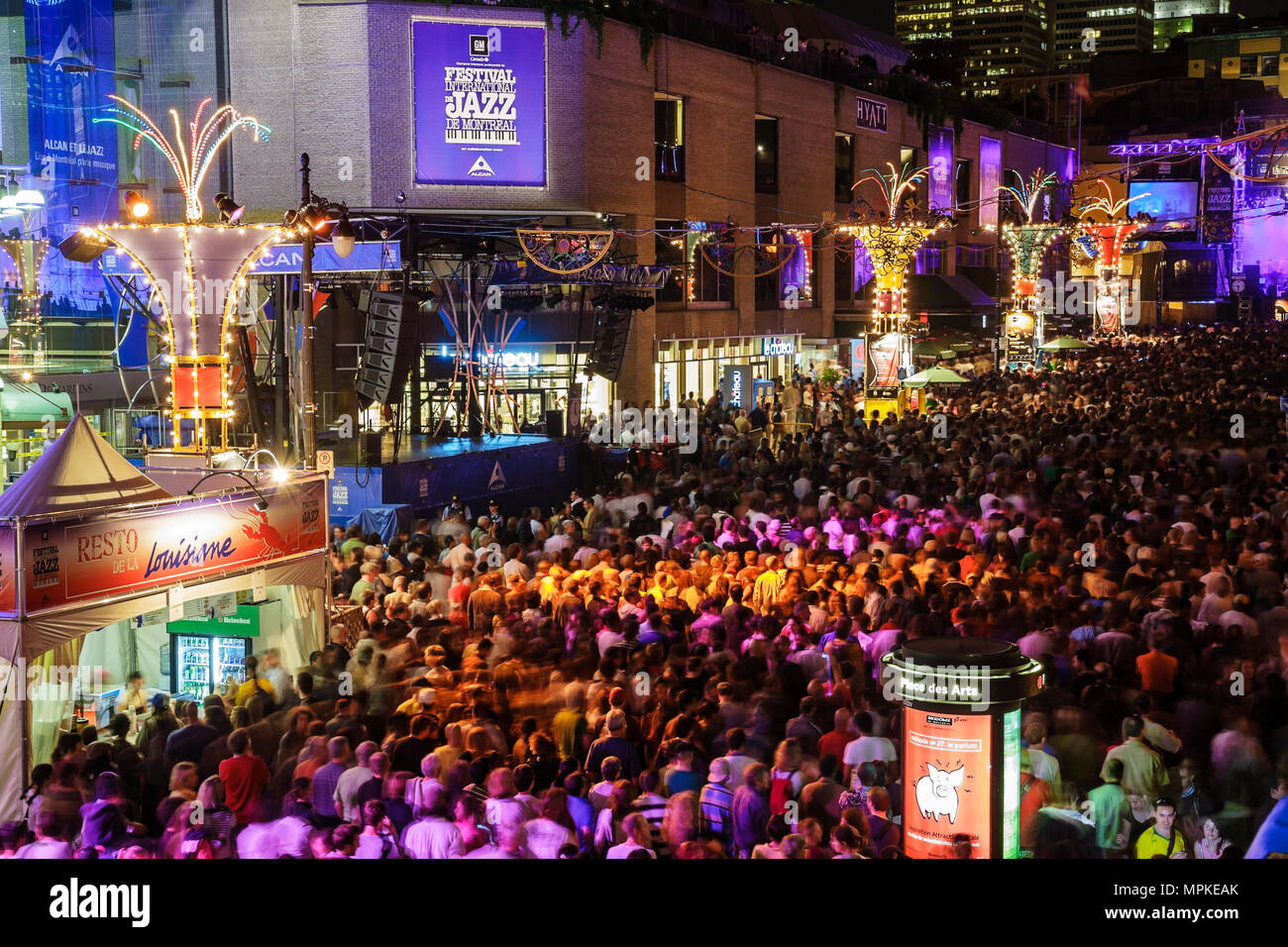 Montreal Canada,Quebec Province,Montreal International Jazz Festival,festival fair,Place des Arts,pubblico,folla,serata notturna,Canada0703044 Foto Stock
