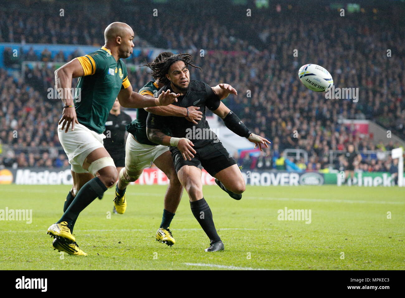 Ma'un Nonu imposta la palla per Beauden Barrett per eseguire la palla al cliente una prova per la Nuova Zelanda durante l'IRB RWC 2015 Ð Semi Finale 1 per Match 45, tra il Sud Africa v Nuova Zelanda a Twickenham Stadium. Londra, Inghilterra. 25 Ottobre 2015 --- Image by © Paolo Cunningham Foto Stock