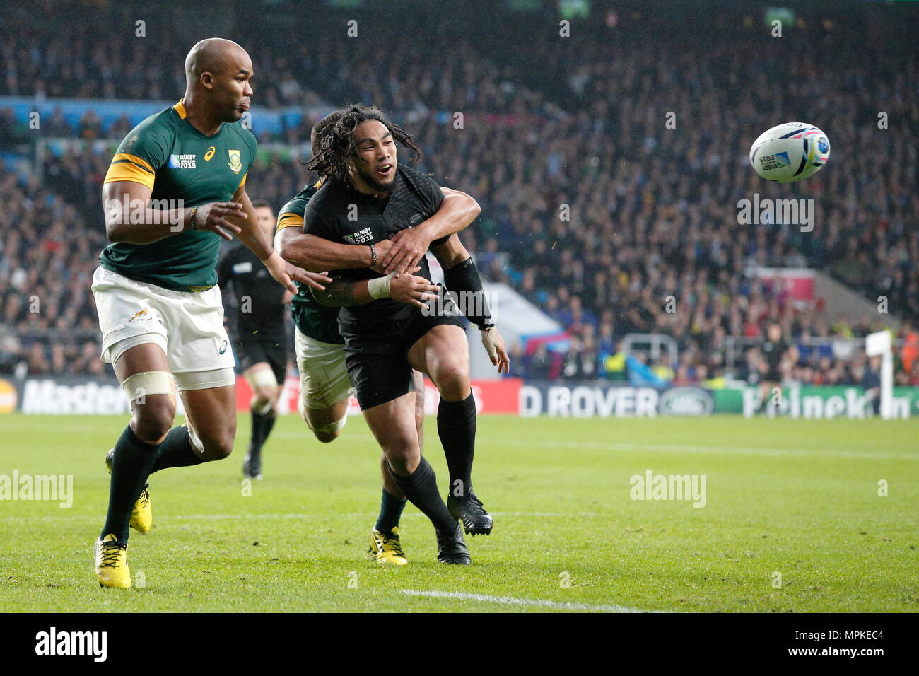 Ma'un Nonu imposta la palla per Beauden Barrett per eseguire la palla al cliente una prova per la Nuova Zelanda durante l'IRB RWC 2015 Ð Semi Finale 1 per Match 45, tra il Sud Africa v Nuova Zelanda a Twickenham Stadium. Londra, Inghilterra. 25 Ottobre 2015 --- Image by © Paolo Cunningham Foto Stock