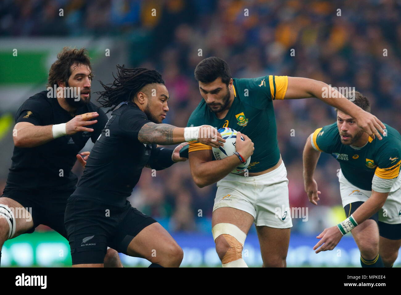 Ma'un Nonu trys per ottenere un grip su una esecuzione di Damiano De Allende durante l'IRB RWC 2015 Ð Semi Finale 1 per Match 45, tra il Sud Africa v Nuova Zelanda a Twickenham Stadium. Londra, Inghilterra. 25 Ottobre 2015 --- Image by © Paolo Cunningham Foto Stock