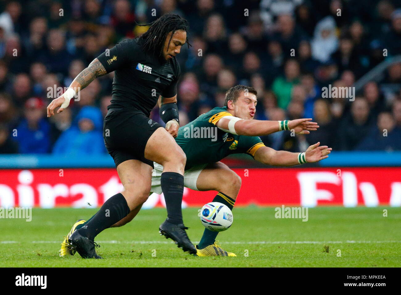 Ma'un Nonu tocchi la sfera attraverso lo spazio come Handre Pollard prova a bloccare durante l'IRB RWC 2015 Ð Semi Finale 1 per Match 45, tra il Sud Africa v Nuova Zelanda a Twickenham Stadium. Londra, Inghilterra. 25 Ottobre 2015 --- Image by © Paolo Cunningham Foto Stock