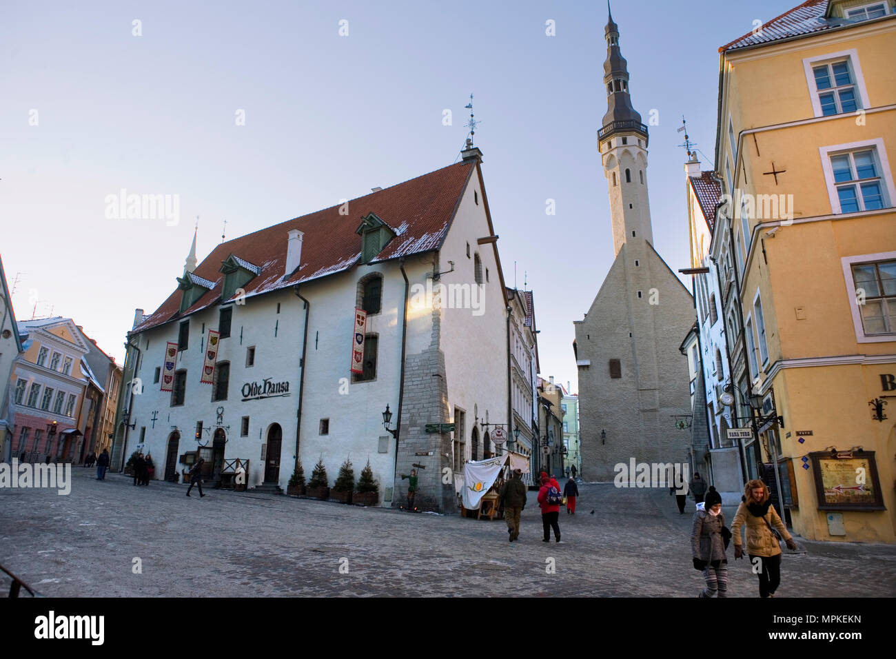 Vana Turg o vecchio mercato, Tallinn, Estonia, con il ristorante Olde Hansa, Vanaturu Kael e il Municipio (Raekoda) Foto Stock