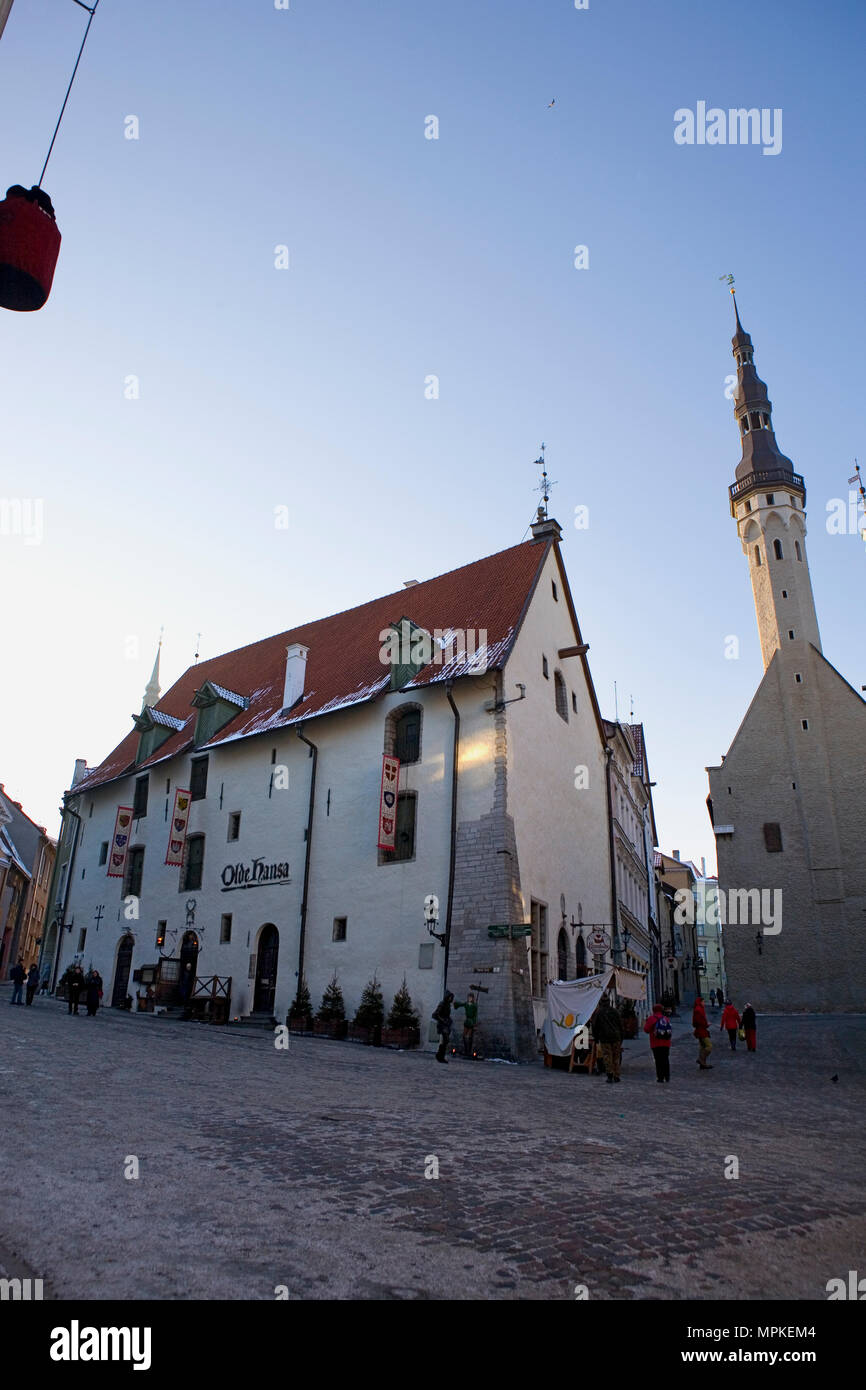 Vana Turg o vecchio mercato, Tallinn, Estonia, con il ristorante Olde Hansa, Vanaturu Kael e il Municipio (Raekoda) Foto Stock