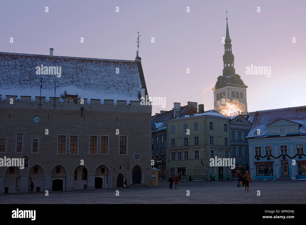 Tramonto in inverno sulla Piazza (Raekoja plats), Old Town,Tallinn, Estonia, con l'Raekoda, (Municipio) a sinistra e la guglia di Niguliste oltre Foto Stock