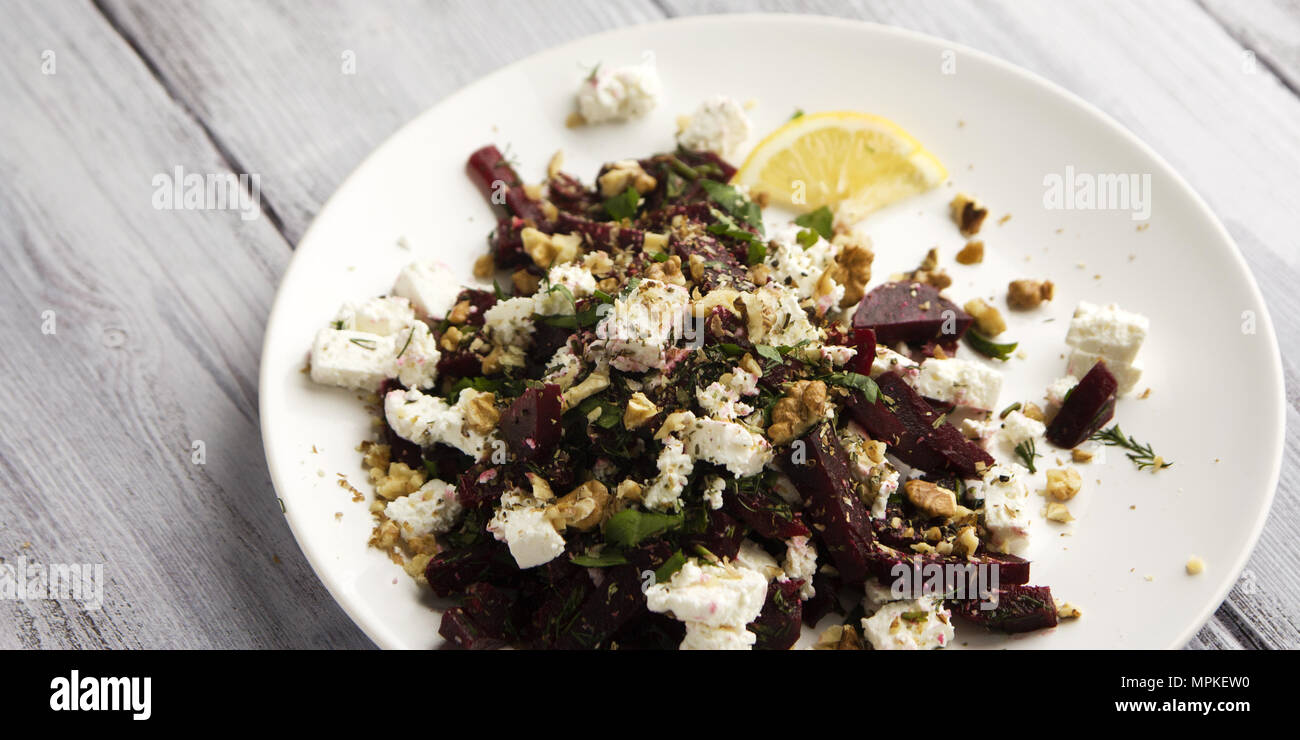 La barbabietola rossa con insalata di ricotta e noci. Cucina Europea. Alimenti biologici. Antipasto vegetariano. Semplice piatto di lato. Wide photo. Foto Stock