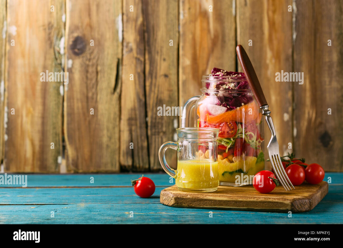 In casa sani Mason Jar insalata con ceci, mais, carote, cetrioli, peperoni, radicchio, rucola e spinaci - cibo sano, la dieta o disintossicante, Veg Foto Stock