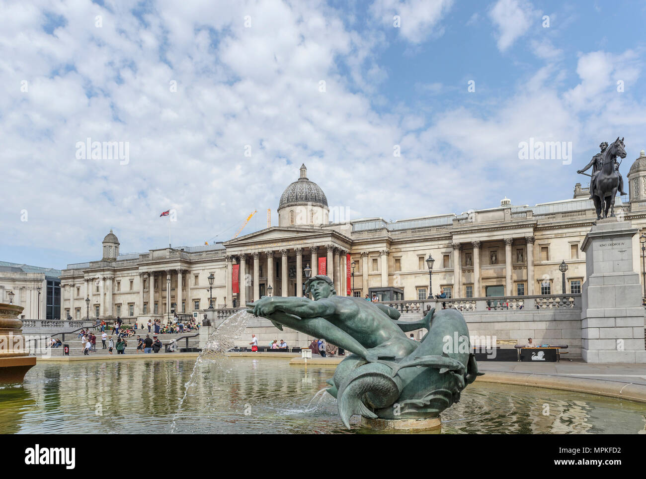 Triton statua in fontane a Trafalgar Square, il Charing Cross area, Westminster, central London WC2 e la Galleria Nazionale esterno Foto Stock