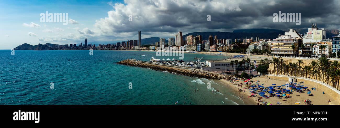 Panorama del litorale di Benidorm. Nuvole temporalesche raccolta sulla Costa Blanca Foto Stock