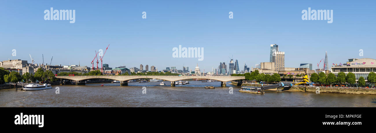 Vista panoramica lungo il fiume Tamigi ponte di Waterloo verso l'iconica grattacieli della City di Londra, South Bank e la Royal Festival Hall Foto Stock