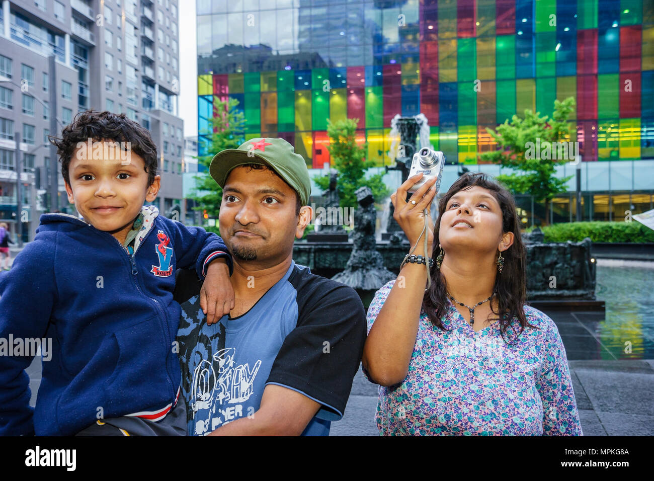 Montreal Canada, Quebec Province, Palais de Congrès, Convention Center, Jean Paul Riopelle Square, famiglie asiatiche genitori genitori figli, venuto Foto Stock