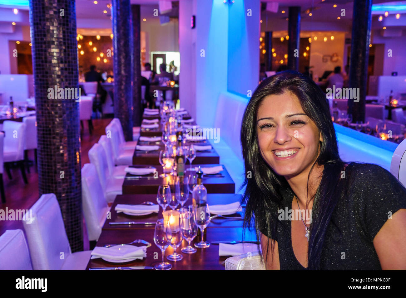 Montreal Canada, Quebec Province, Saint Jacques Street, ora resto Bar, pub, ristorante ristoranti cibo ristoranti caffè, interno, sorridente hos asiatico Foto Stock